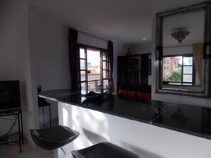 大型冰箱、微波爐、烤箱、爐台