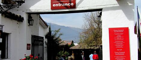 An entrance with a sign reading "entrada entrance" and a red informational board.