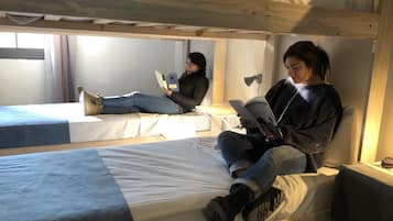 Felles sovesal – standard, kun for kvinner, delt bad | Blendingsgardiner, strykejern/-brett, wi-fi (inkludert) og sengetøy