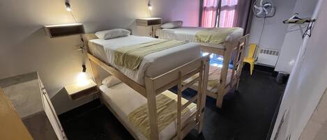 1 habitación, cortinas blackout y tabla de planchar con plancha