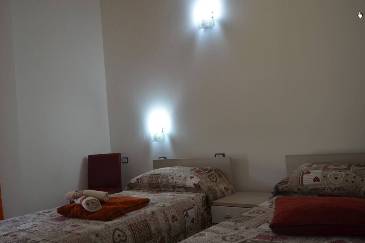 Habitación con 1 cama doble o 2 individuales, vistas a la piscina | Cunas o camas infantiles (de pago), camas supletorias, wifi gratis