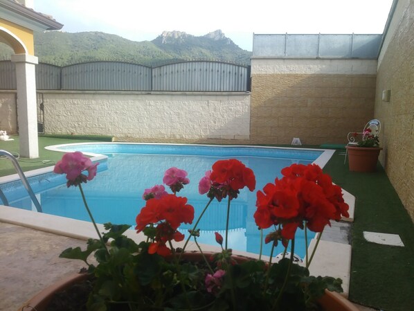 Una piscina al aire libre