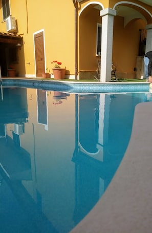 Una piscina al aire libre