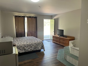 Standard Room, 1 King Bed | Desk, free WiFi, bed sheets - Spanish River Inn (Spanish)