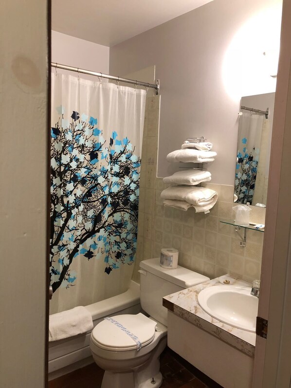 Combined shower/tub, deep soaking tub, towels, soap - Spanish River Inn (Spanish)