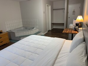 Standard Room, 1 King Bed | Desk, free WiFi, bed sheets - Spanish River Inn (Spanish)