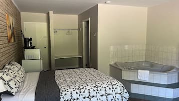 Escritorio, wifi gratis y ropa de cama