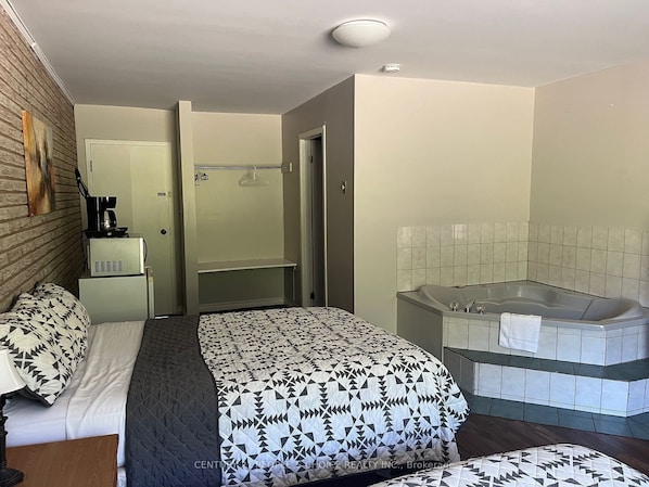 Standard Room, 1 King Bed | Desk, free WiFi, bed sheets - Spanish River Inn (Spanish)