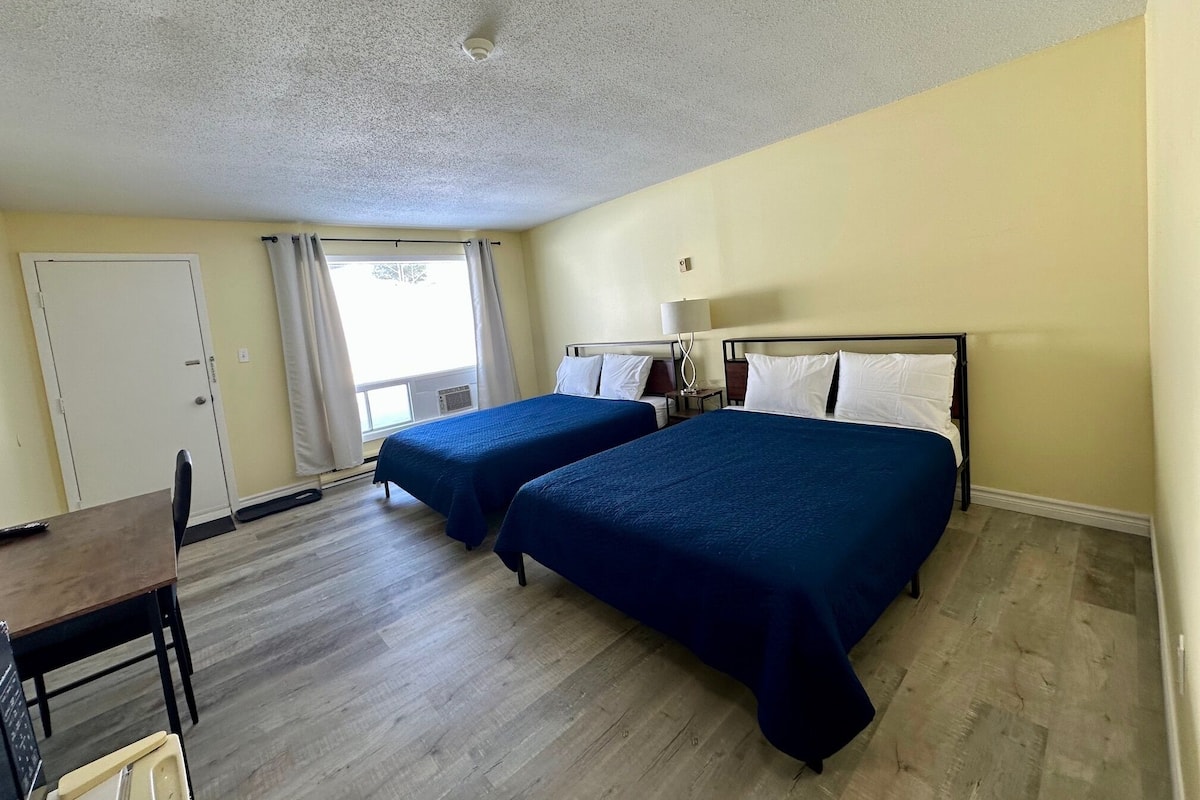 Escritorio, wifi gratis y ropa de cama