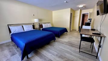 Kahden hengen huone, 2 parisänkyä | Työpöytä, ilmainen Wi-Fi, vuodevaatteet