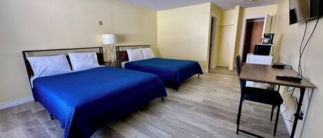 Habitación doble, 2 camas matrimoniales | Escritorio, wifi gratis y ropa de cama