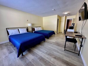 Escritorio, wifi gratis y ropa de cama 