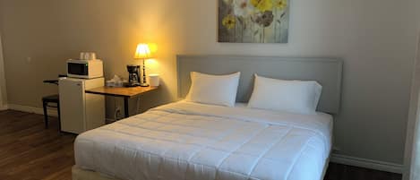 Standard Room, 1 King Bed | Desk, free WiFi, bed sheets