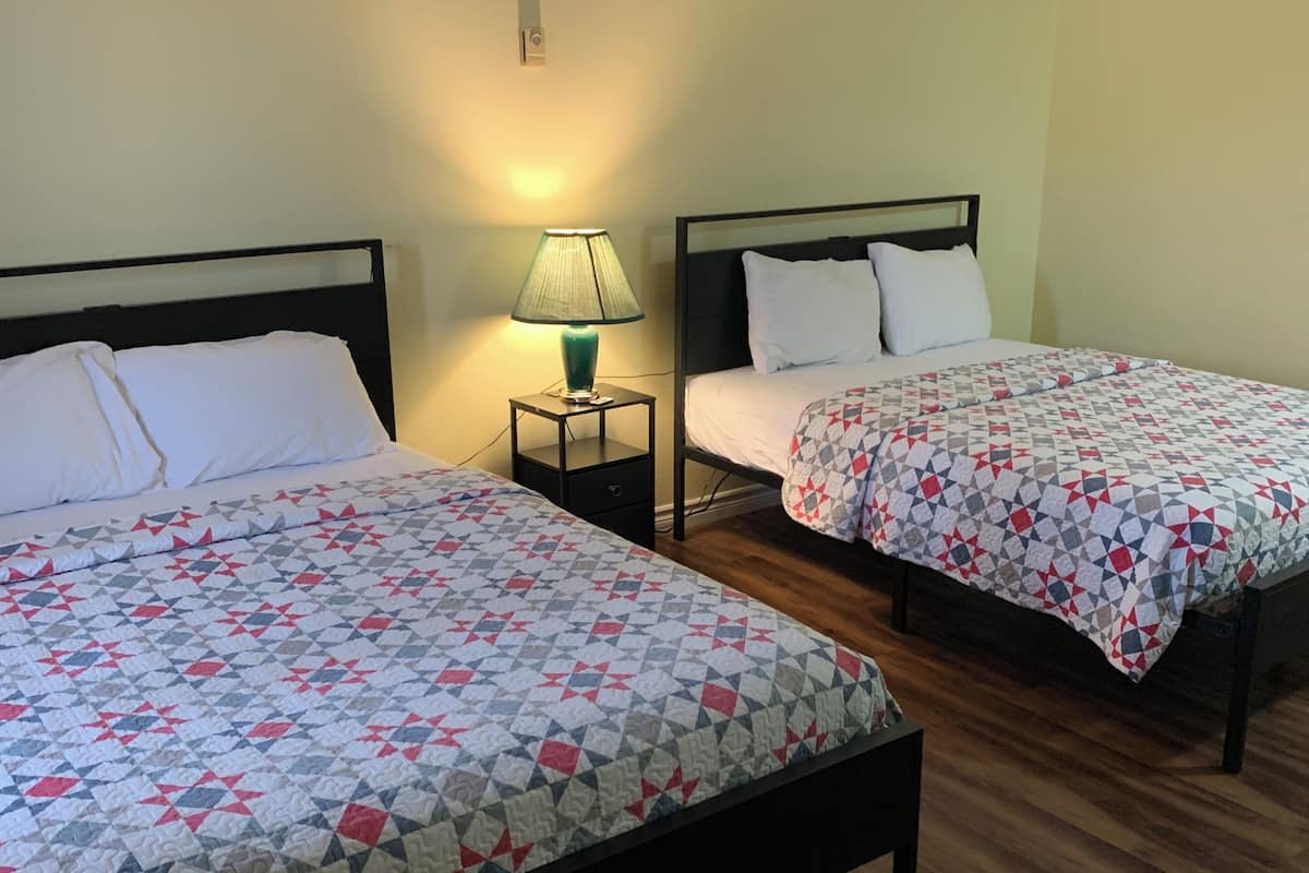 Quarto casal, 2 camas de casal | Escrivaninha, Wi-Fi de cortesia, roupa de cama