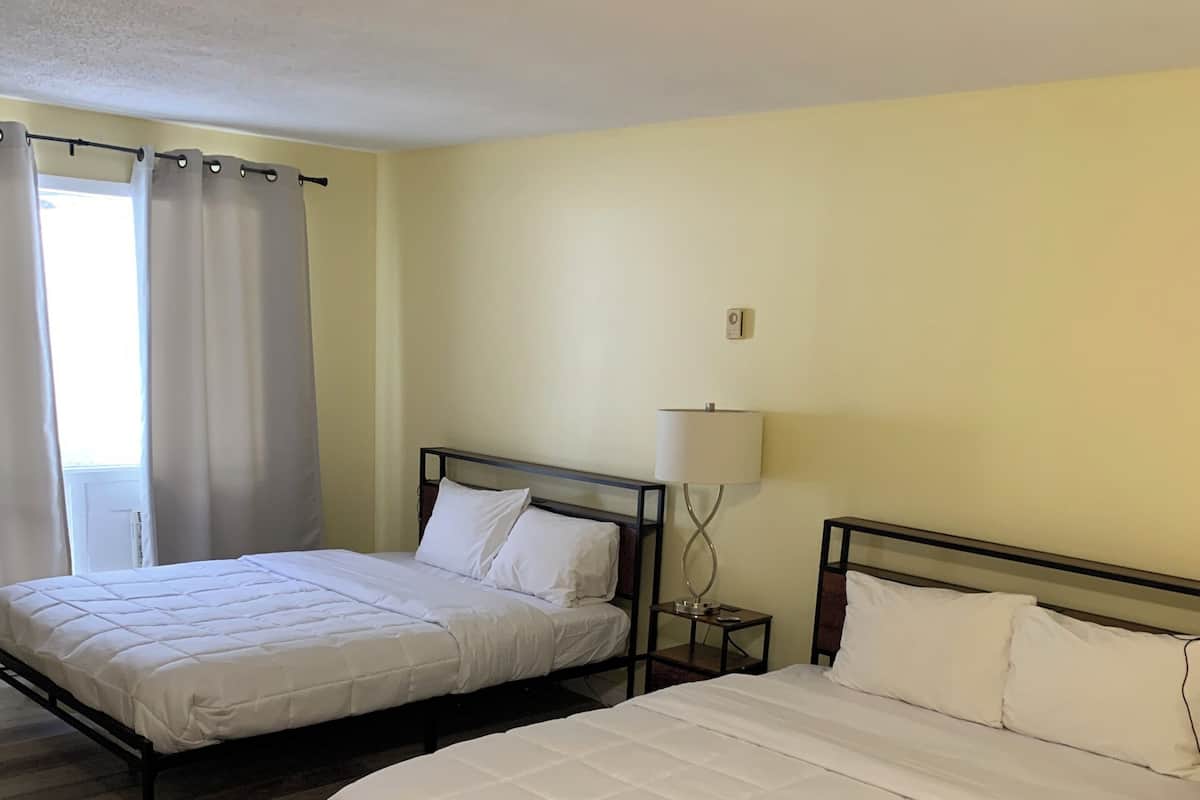 Quarto casal básico | Escrivaninha, Wi-Fi de cortesia, roupa de cama