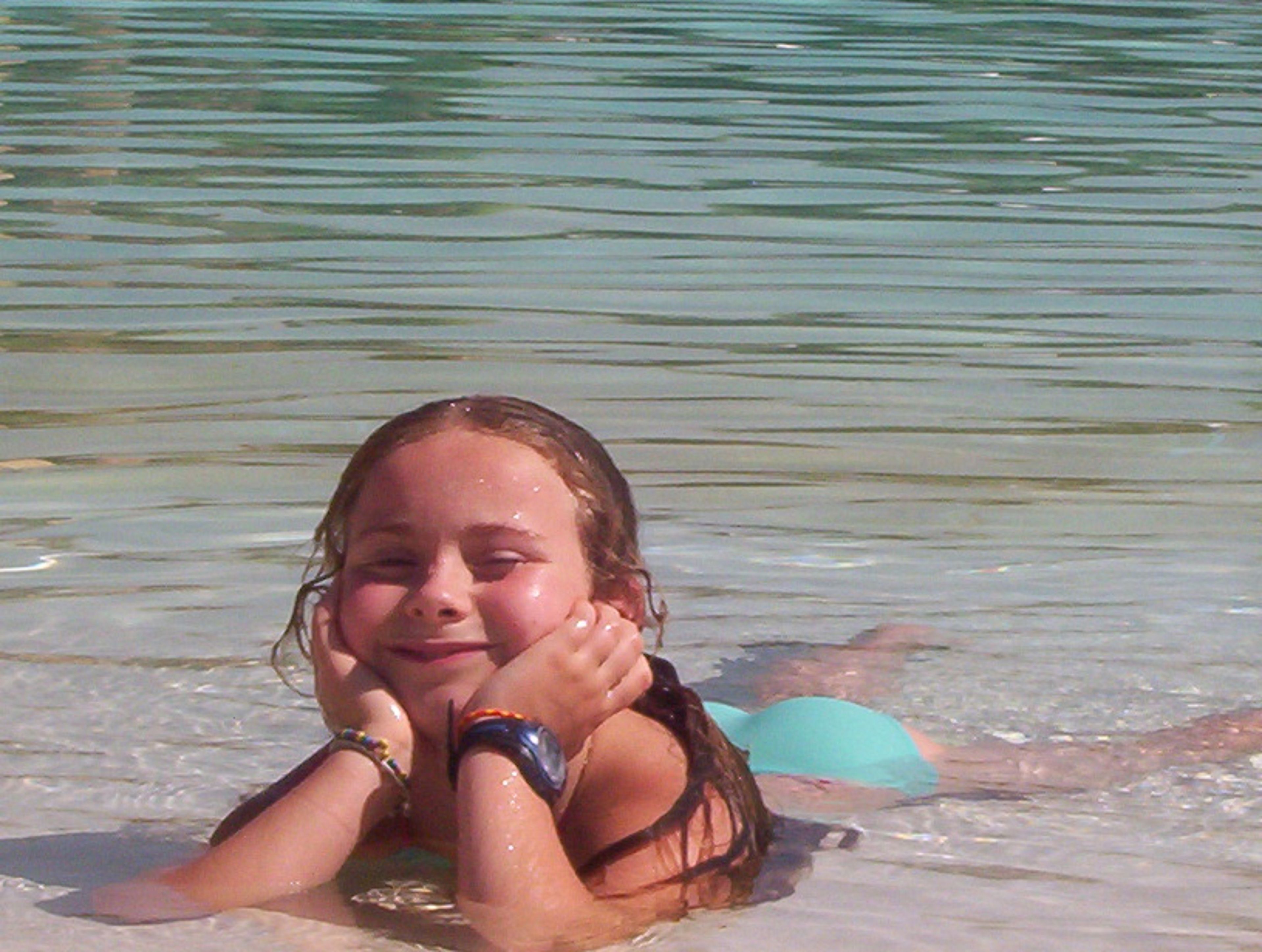 Eine Person im Schwimmbecken.