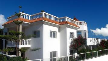 Vista frontal de la propiedad