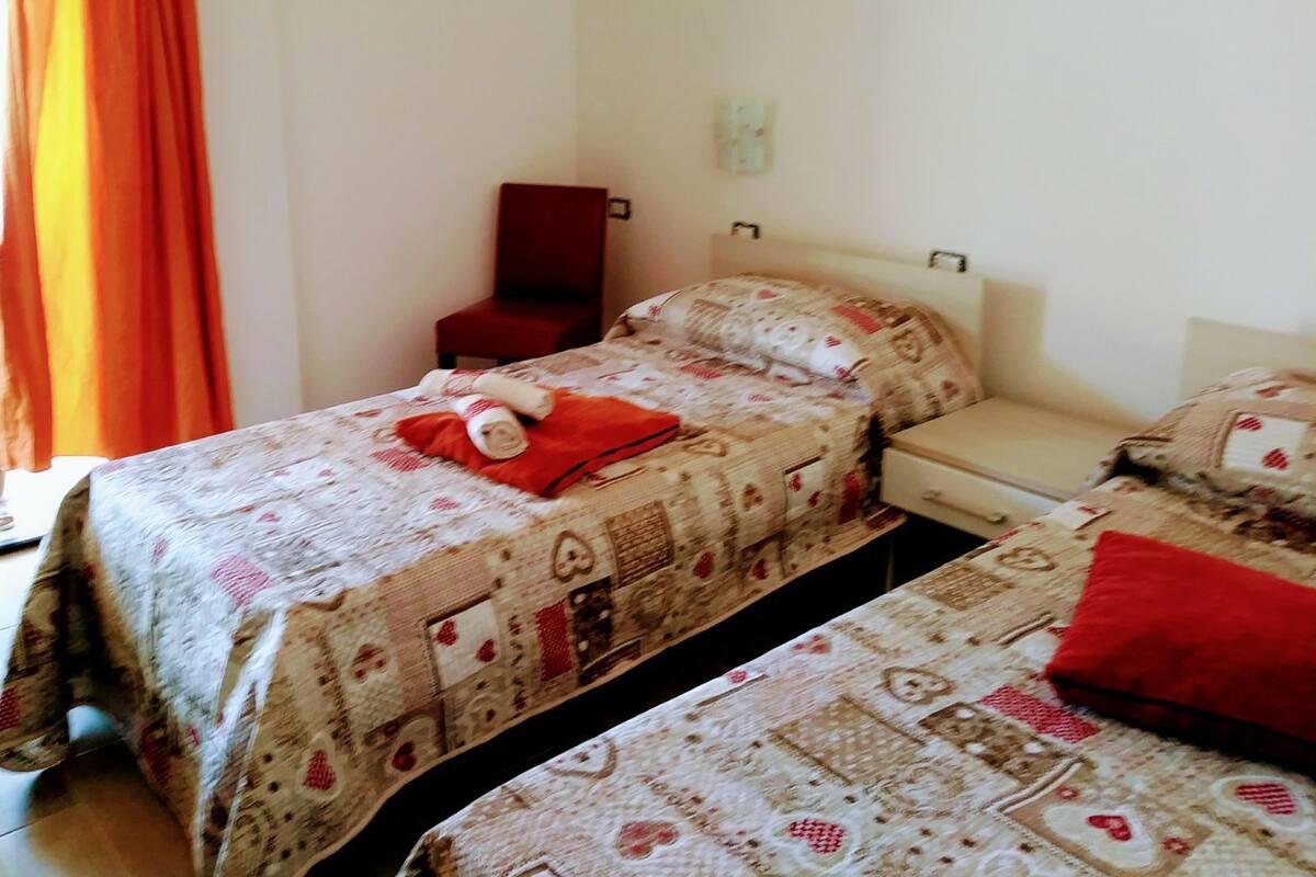 Kamar Double atau Twin, pemandangan gunung | Seprai premium, tempat tidur lipat/tambahan, dan Wi-Fi gratis