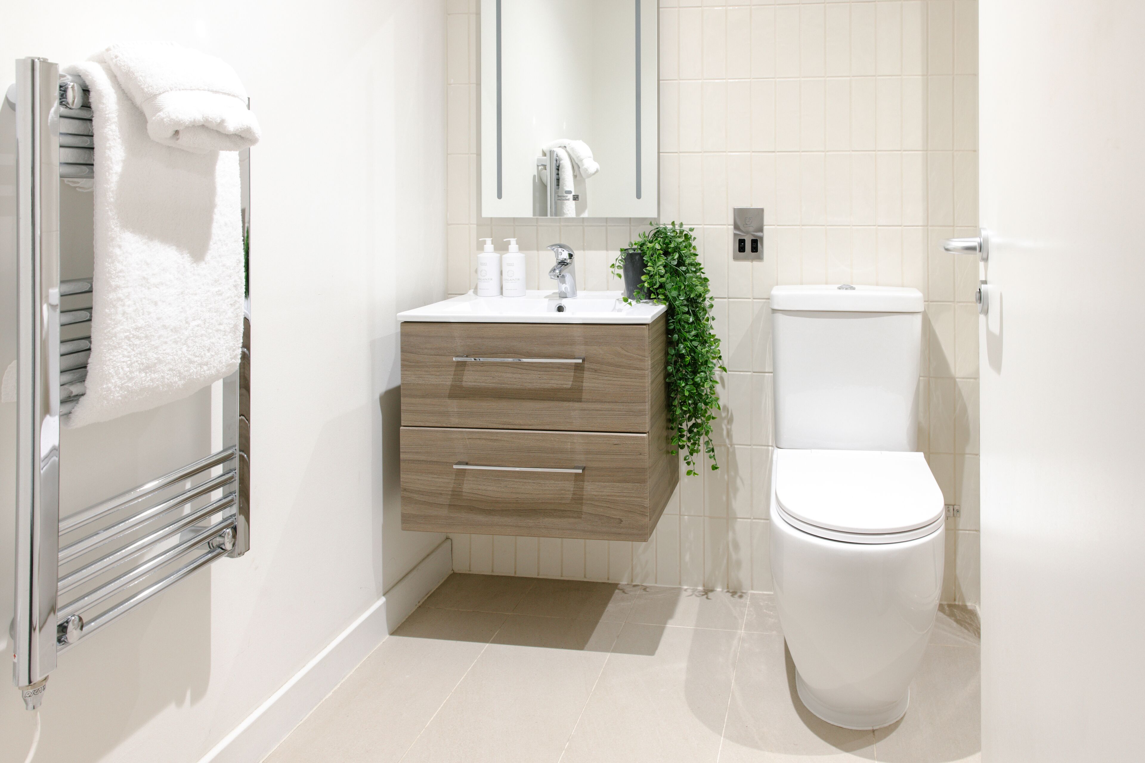 Căn hộ, 1 phòng ngủ | Phòng tắm | Buồng tắm vòi sen, vòi sen phun mưa, đồ dùng nhà tắm miễn phí 