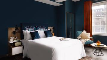 Estudio | Ropa de cama hipoalergénica y caja de seguridad en la habitación