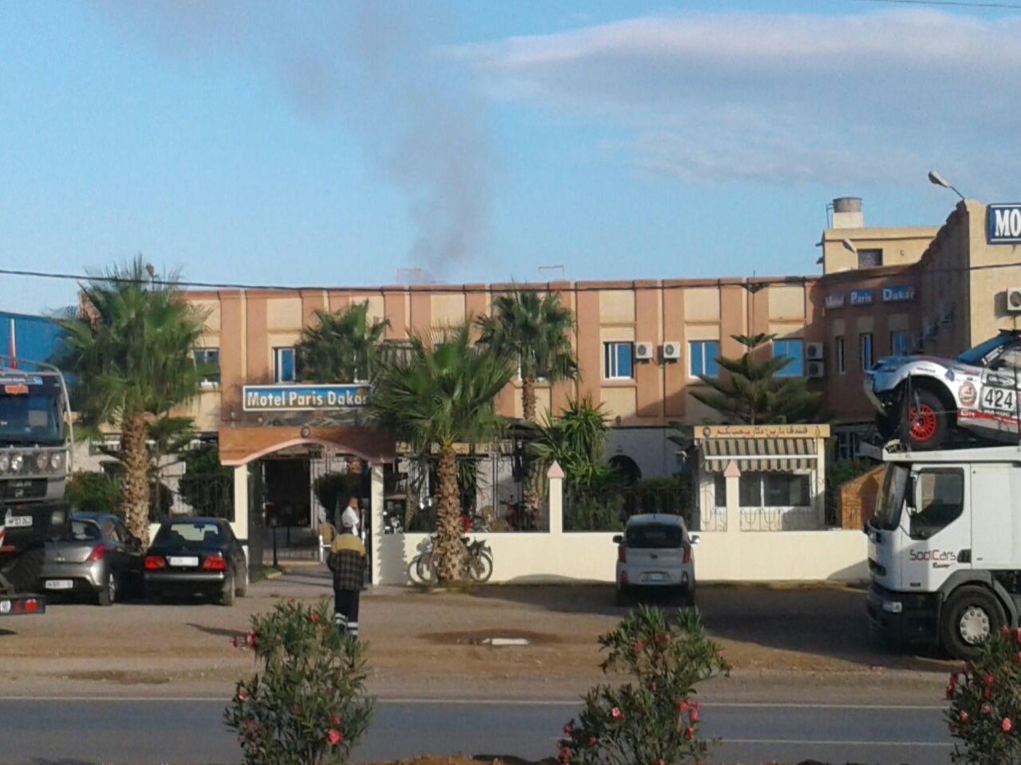 Un edificio con un cartel que dice 'Hotel Paris Dakar'.
