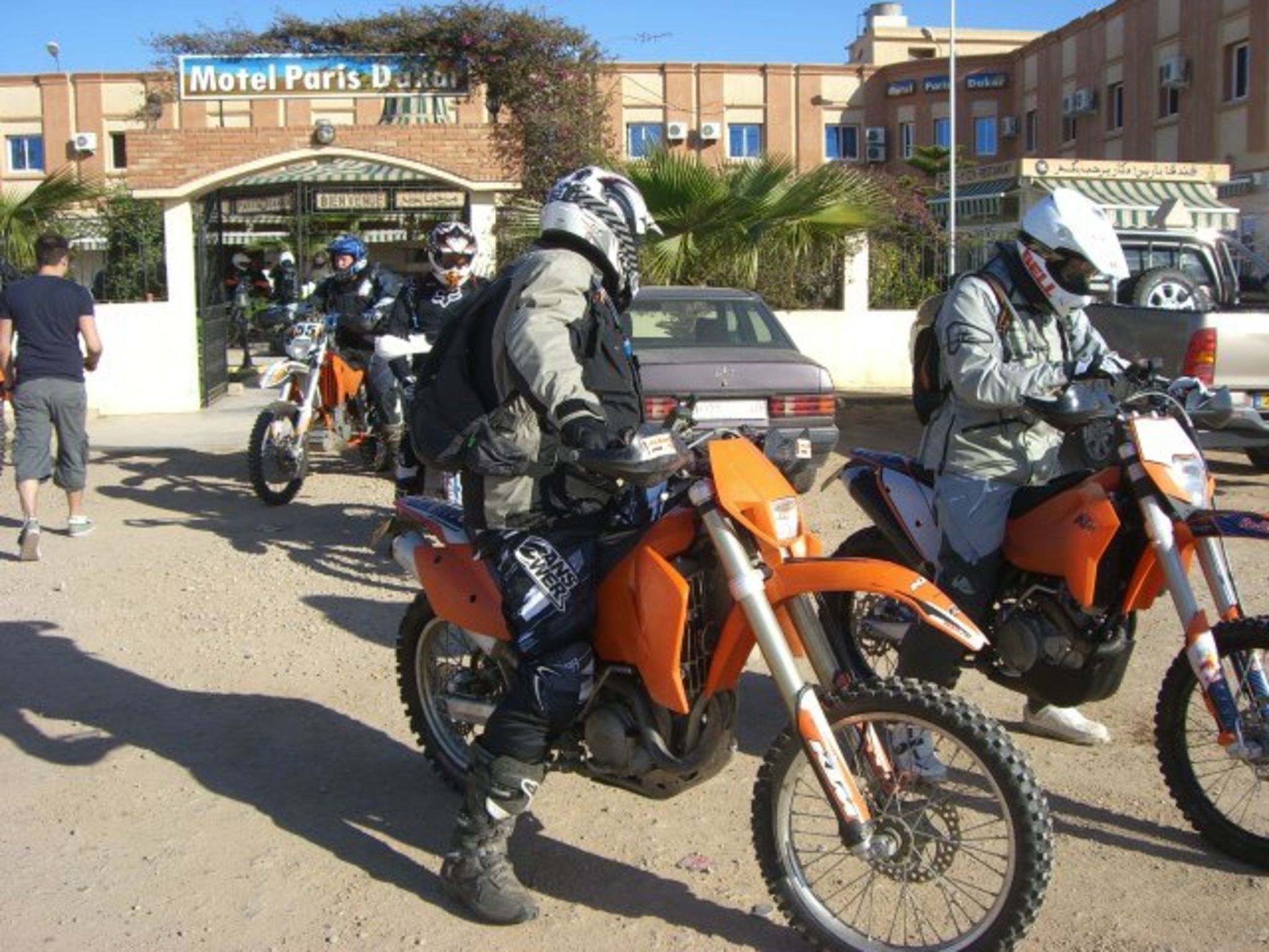 Un groupe de motocyclistes s’est garé devant un immeuble sur lequel on pouvait lire l’inscription « Motel Paris Dubaï ».