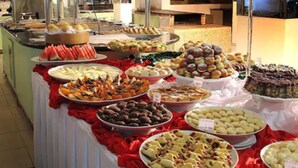 A buffet with various food items including fruits, pastries, and desserts. - Resort Monte das Oliveiras (Joanópolis)