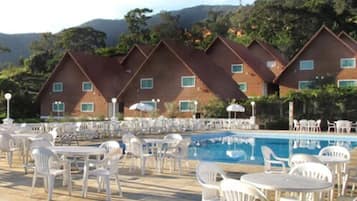 2 piscinas internas, 3 piscinas externas, guarda-sóis, espreguiçadeiras