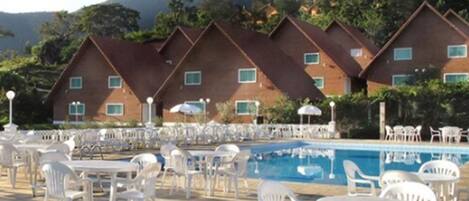 2 piscinas techadas, 3 piscinas al aire libre, sombrillas