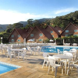 2 Innenpools, 3 Außenpools, Sonnenschirme, Liegestühle