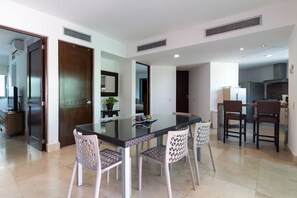 Condo | In-room dining - Via 38 By CocoBR (Playa del Carmen)