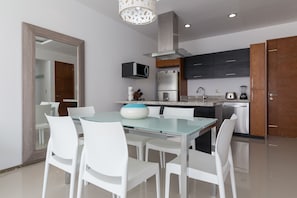 Condo | In-room dining - Menesse Quinta Mar By CocoBR (Playa del Carmen)
