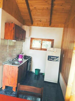 Frigorífico, microondas (previa solicitud) y placa de cocina