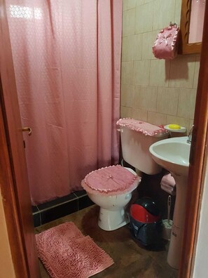 Een douche, een regendouche, gratis toiletartikelen, handdoeken