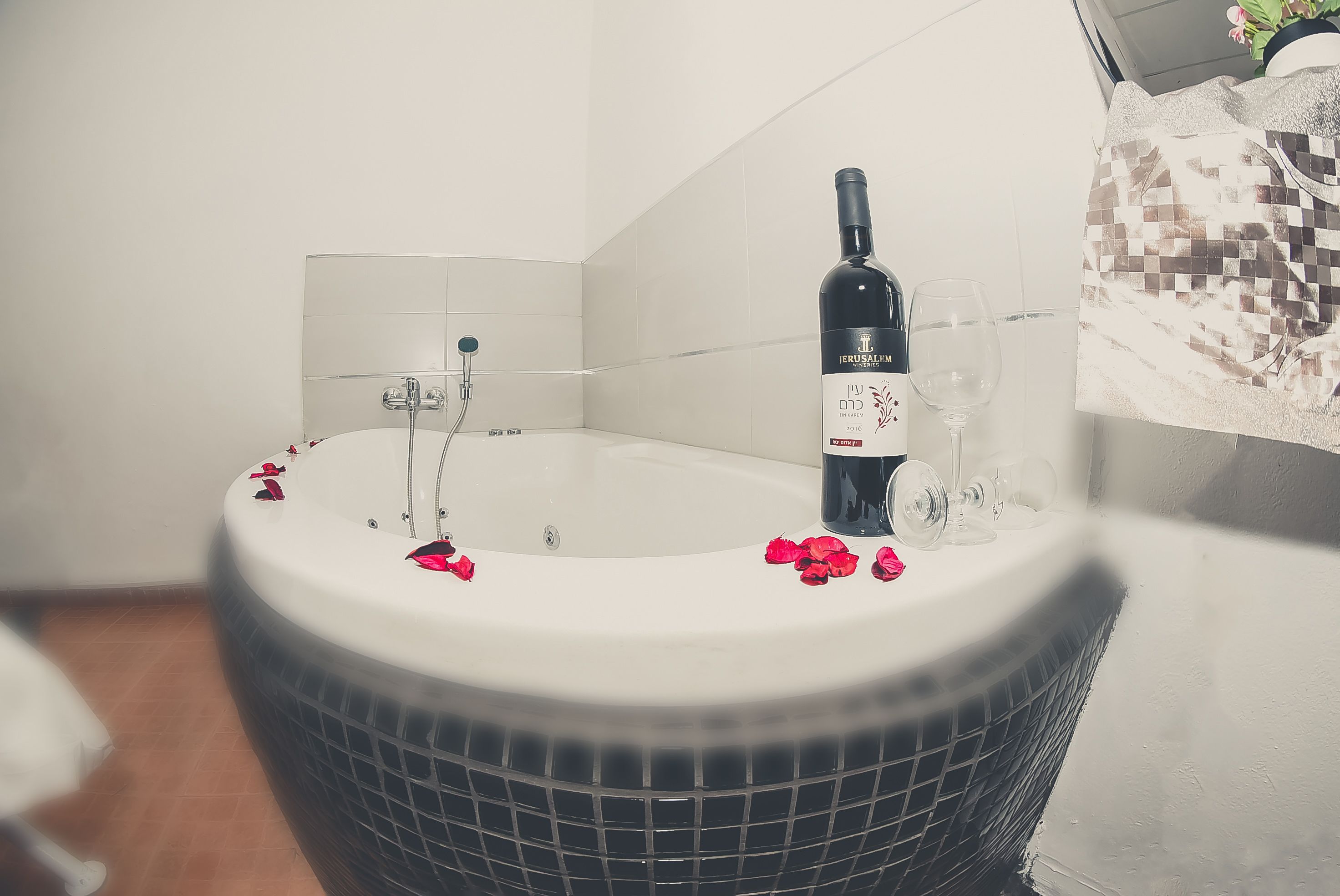 deluxe suite, 1 bedroom, hot tub, garden view | jetted bathtub