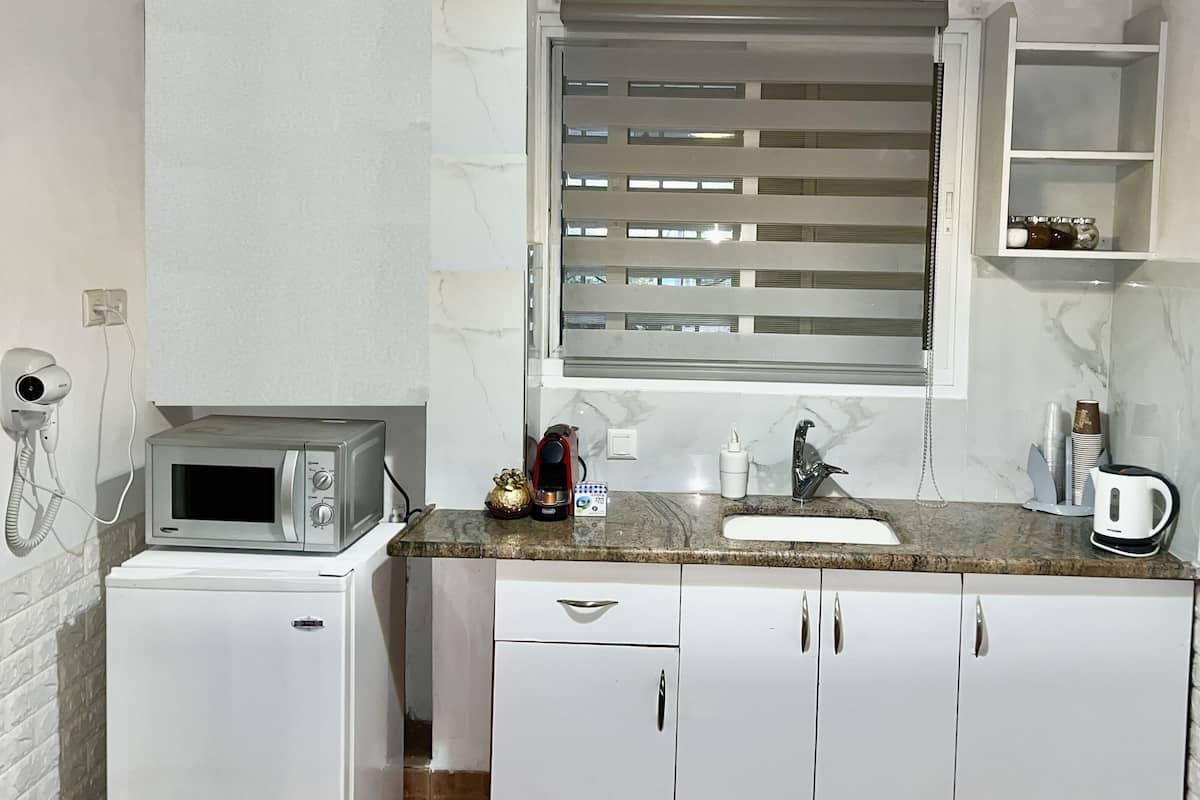 deluxe suite, 1 bedroom, hot tub, garden view | private kitchen | full-sized fridge, microwave, stovetop, espresso maker