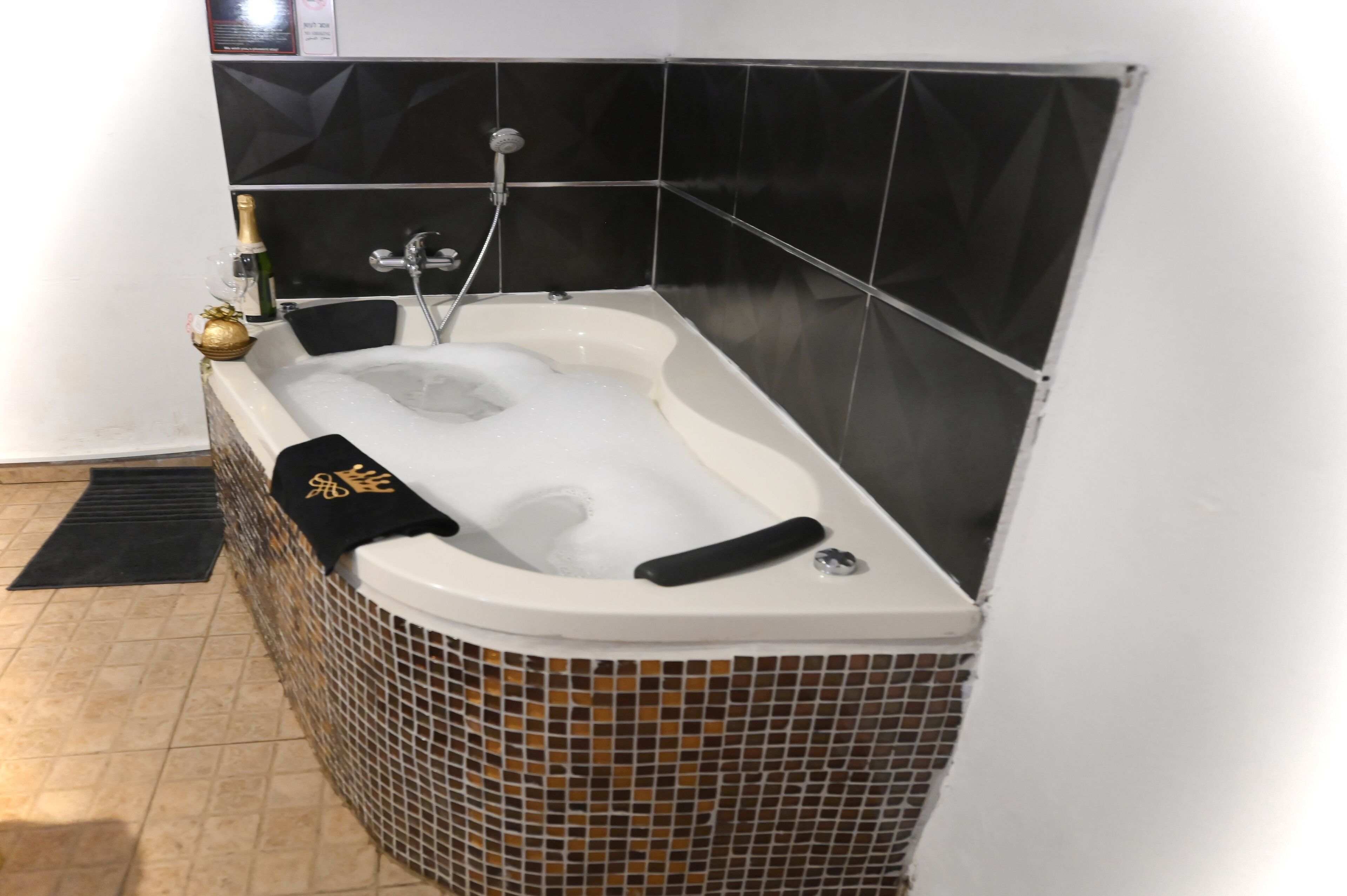 deluxe suite, 1 bedroom, hot tub, garden view | jetted bathtub