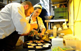 5 restaurantes; se sirve desayuno, almuerzo y cena; cocina mediterránea