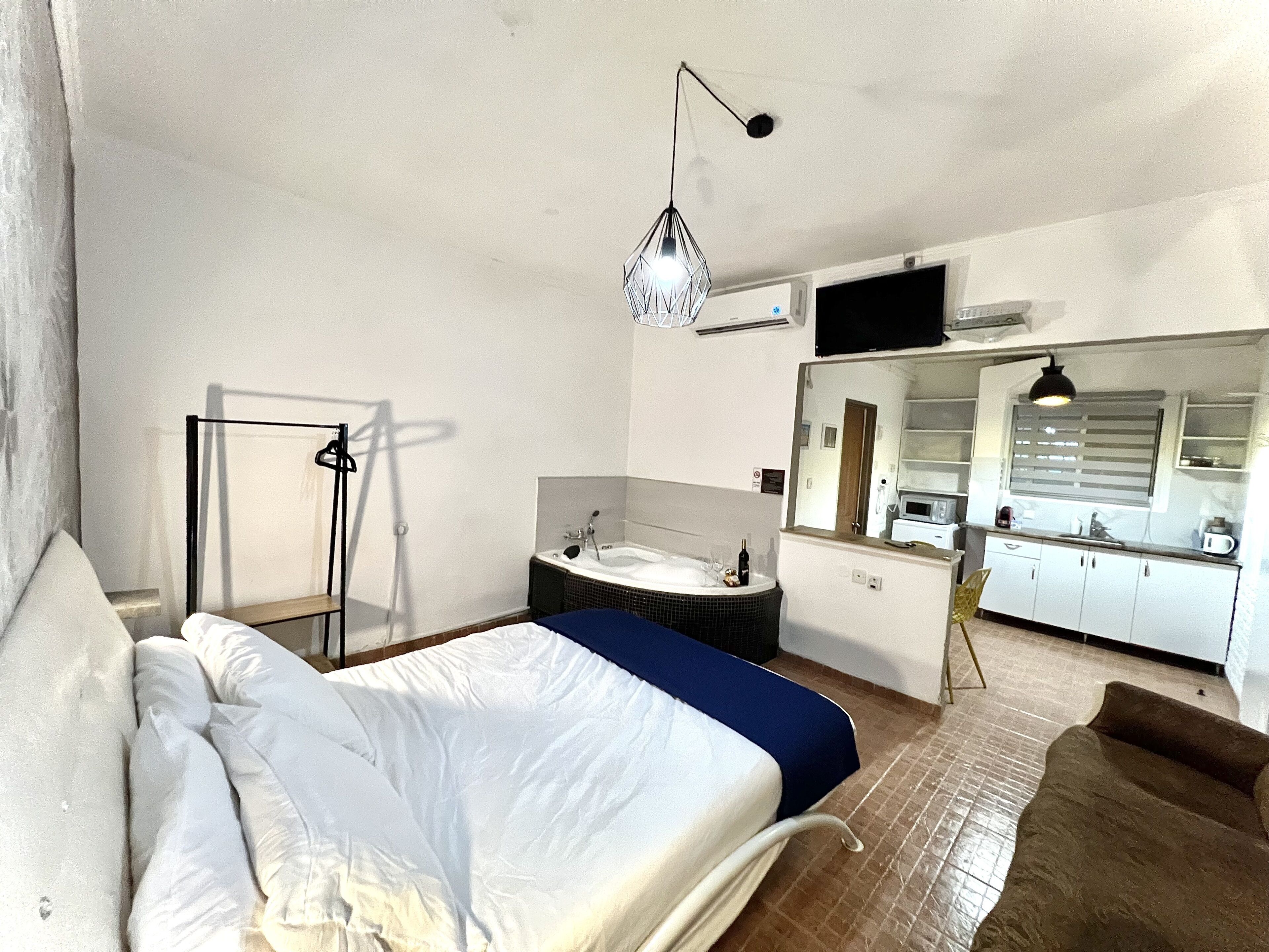 deluxe suite, 1 bedroom, hot tub, garden view | jetted bathtub