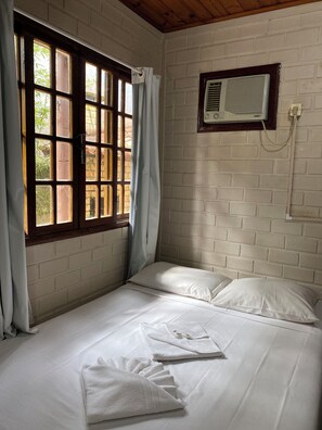 Quadruple Room, Ground Floor | Blackout curtains, free WiFi, bed sheets - Pousada Halliny do Rosa (Imbituba)