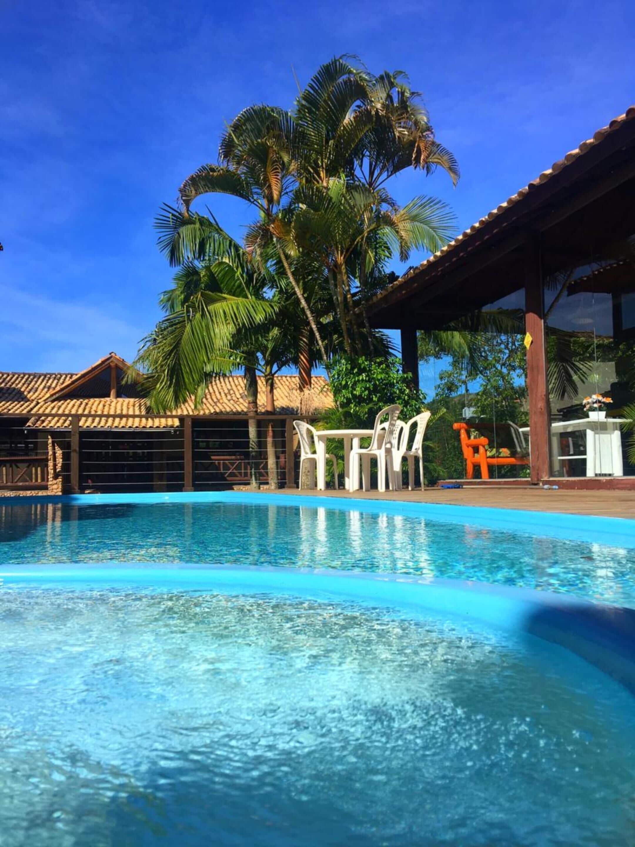 Piscina externa, funciona das 8h às 22h, espreguiçadeiras