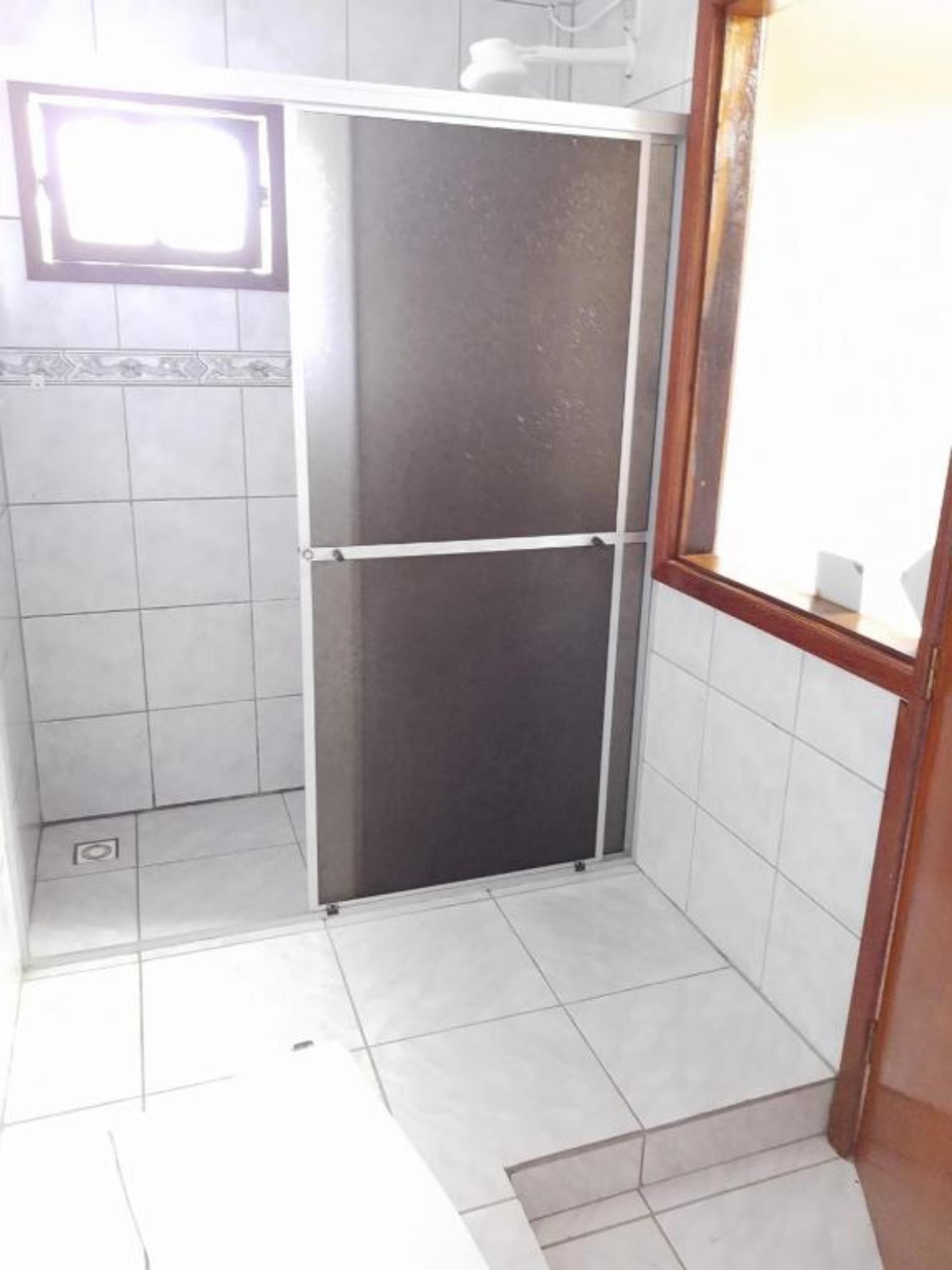 Habitación triple, vistas a la piscina | Baño | Artículos de higiene personal gratuitos y toallas