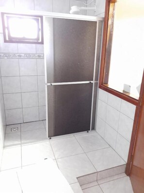 Triple Room, Pool View | Bilik Mandi | Kelengkapan dandanan diri percuma, tuala disediakan 