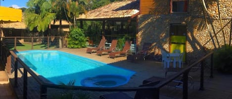 Piscine extérieure, chaises longues