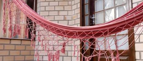 Cortinas blackout, wifi gratis y ropa de cama