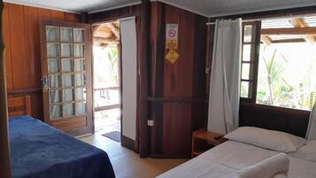 Quarto triplo superior | Cortinas blackout, Wi-Fi de cortesia, roupa de cama