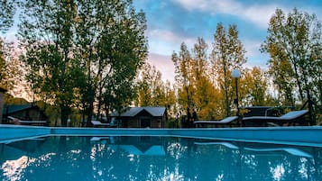 Piscine extérieure, chaises longues