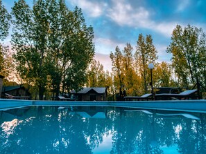 Una piscina al aire libre, tumbonas