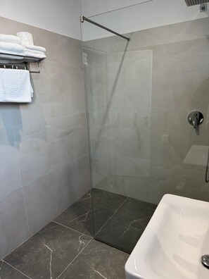 Camera Deluxe | Bagno | Doccia, set di cortesia gratuito, asciugacapelli, pantofole