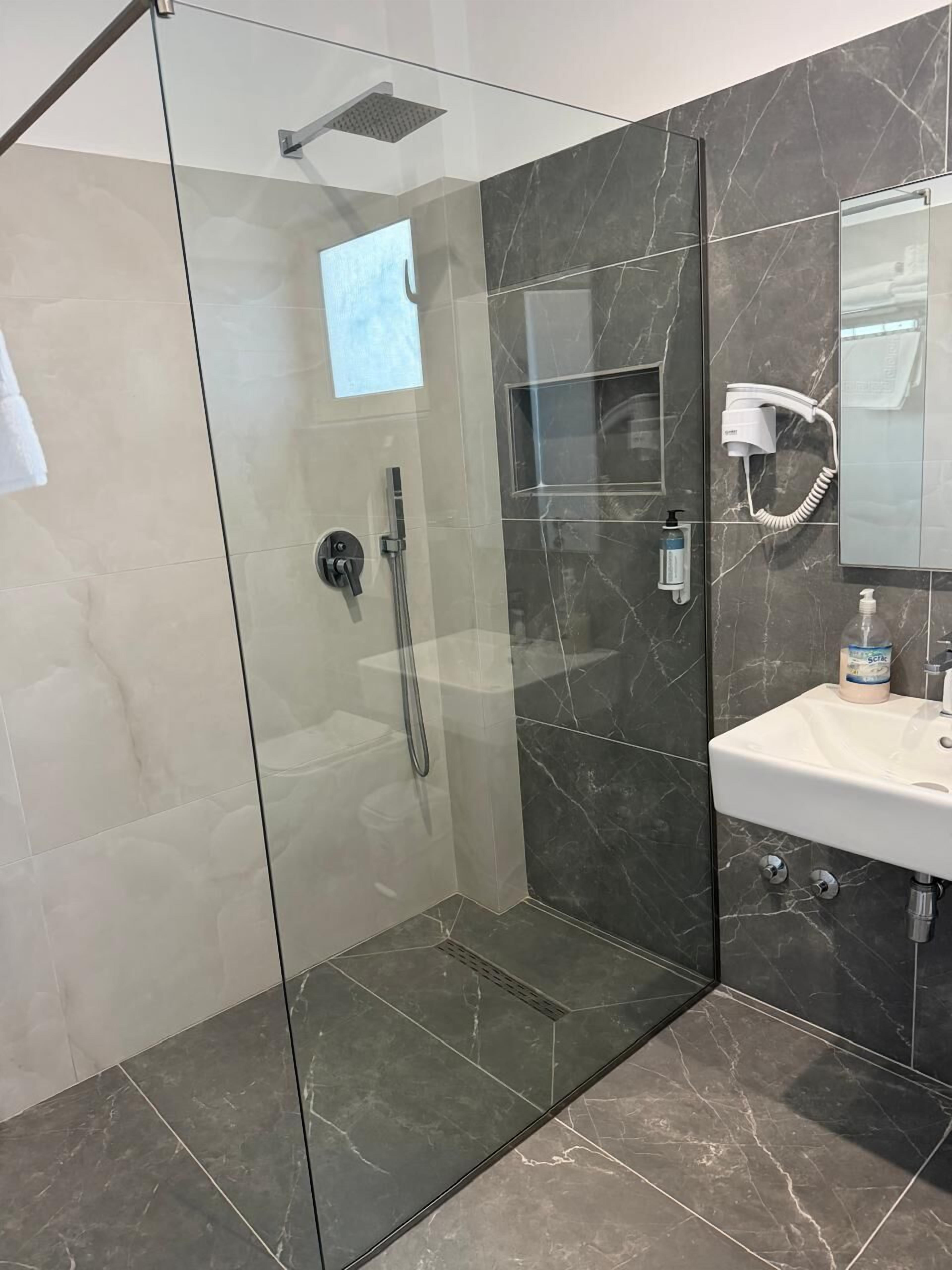 Deluxe Room | Bathroom | Shower, free toiletries, hair dryer, slippers
